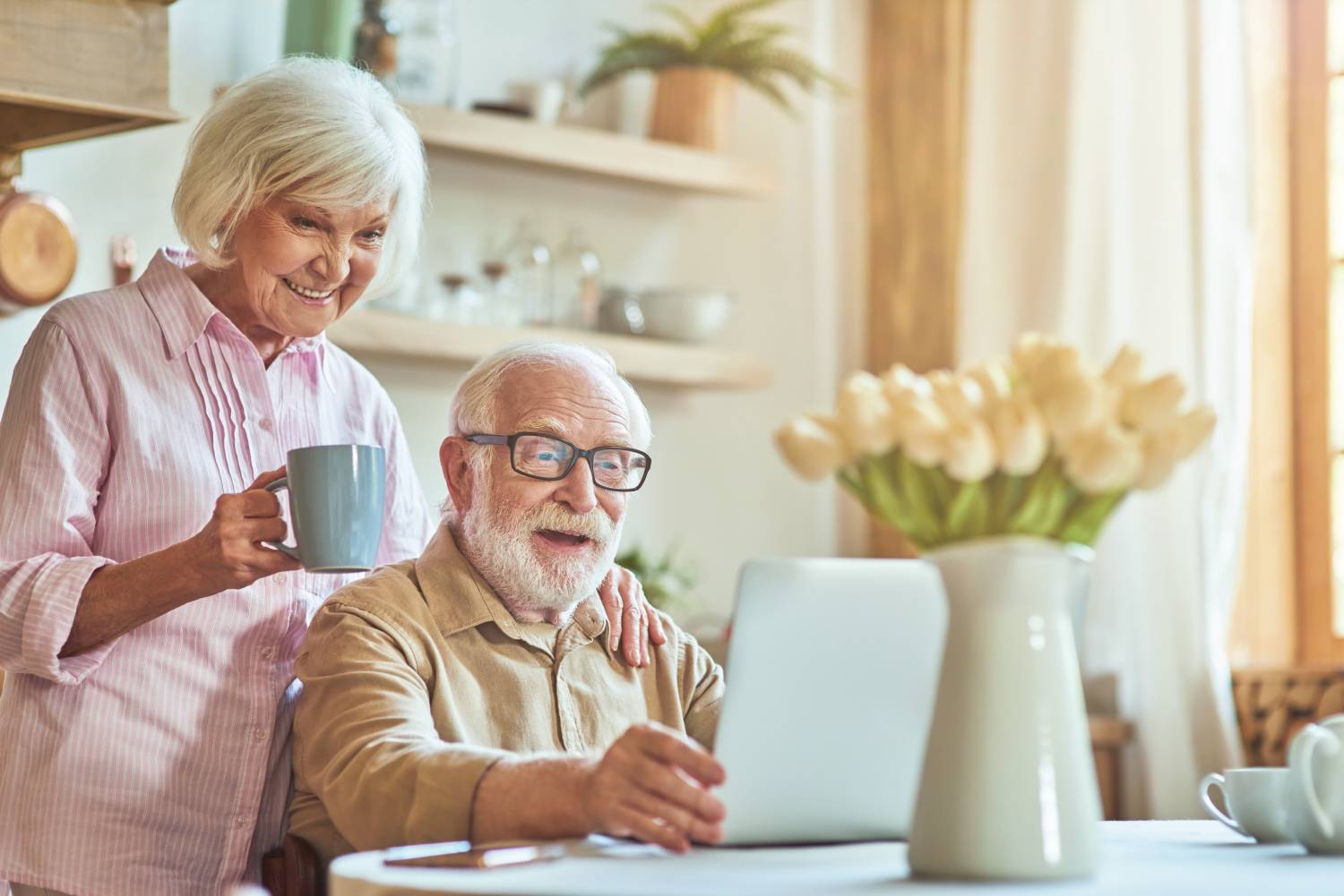 couple seniors qui se renseigne sur les aménagements PMR